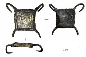 AGR-4008 - Agrafe à quatre crochets
bronze
Agrafe à corps rectangulaire plat, décor généralement centré sur un motif circulaire. Les angles sont prolongés par quatre crochets acérés, repliés vers l'arrière.