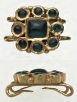 AGR-4009 - Agrafe à quatre crochets
or, pierre
Agrafe à corps rectangulaire plat, décor généralement centré sur un motif circulaire. Les angles sont prolongés par quatre crochets acérés, repliés vers l'arrière.