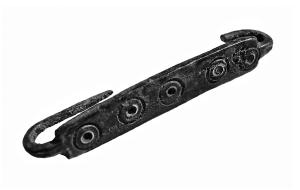 AGR-5003 - Agrafe à double crochet corps rectangulaire plat type 1.A.2
bronze
Agrafe à corps plat et allongé, orné d'ocelles ou de motifs divers ; les extrémités sont simplement effilées et repliées parallèlement au corps.