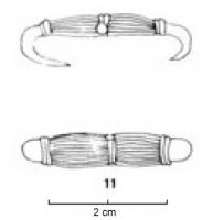 AGR-5008 - Agrafe à double crochet à registres inversés type 2.A.2
bronze
Agrafe dont le corps méplat sub-rectangulaire est décoré d'une alternance de registres striés verticaux et horizontaux. Certains registres striés horizontaux peuvent être absents, ne restent alors que les registres verticaux.