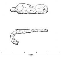 AGR-5022 - Agrafe à double crochet à corps rectangulaire plat type 1.A (fer)
fer
L'agrafe en fer possède un corps plat horizontal rectangulaire. La présence de motif est rarement décelée du fait de la corrosion.