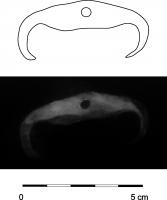 AGR-5023 - Agrafe à double crochet fusiforme en fer type 3.A
fer
Agrafe en fer, généralement de dimensions supérieures aux agrafes en alliage cuivreux, au corps fusiforme, plat ou de section sub-rectangulaire, avec une perforation centrale. Il existe des versions sans décor, d'autres avec des incrustations d'argent ou d'étain dans des rainures verticales ou des incisions horizontales.