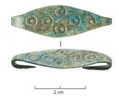 AGR-5045 - Agrafe à double crochet fuselée type 1.C
cuivre
Agrafe à corps plat horizontal ovale ou fuselé. Décor poinçonné possible.
Var. 1 : sans décor
Var. 2 :  avec ocelles