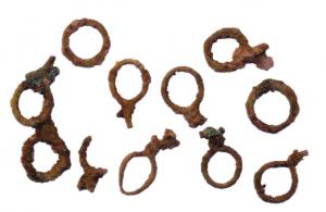 AGR-8004 - Annelet ou oeillet
fer
Œillet obtenu à partir d'un fil de fer enroulé sur lui-même pour former un cercle refermé par une torsade des extrémités.