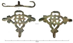 AGR-9201 - Agrafe à triple crochet ou suspension de clavandier
bronze
Agrafe composée d'une plaque ajourée montrant, autour d'une étoile centrale à 5 branches, un passant subrectangulaire et 3 branches identiques : un ajour cordiforme, accosté de protubérances, se prolonge par un crochet acéré, replié au revers de l'agrafe.