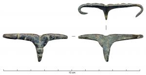 AGR-9203 - Agrafe à triple crochet
bronze
Agrafe à trois branches de longueurs inégales, autour d'un motif cordiforme, ornées de moulures frustes sur la face supérieure ; chaque branche se termine par un crochet acéré, replié au revers de l'agrafe ; revers lisse.