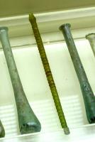 AGT-4001 - Agitateur torsadé - Is. 79
verre
Simple tige rectiligne, torsadée, en verre filé, terminée à chaque extrémité par un petit méplat circulaire transversal. Couleurs diverses, exemplaires monochromes ou bicolores.