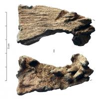 AGV-4002 - Agrafe de réparation de dolium
plomb
Agrafe en forme de double queue d'aronde, coulée dans l'épaisseur d'un dolium de part et d'autre d'une fissure. La surface externe est fréquemment martelée (pour faire adhérer le plomb, ou faciliter l'accrochage d'un enduit…?)