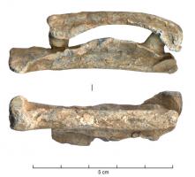 AGV-4003 - Agrafe de réparation de vase
plomb
Agrafe de réparation de vase, coulée dans deux empreintes de baguettes reliant deux perforations dans les parois d'un vase de part et d'autre d'une fissure.