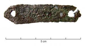 AGV-4005 - Agrafe de réparation de vase
bronze
Simple plaquette de tôle allongée, les extrémités arrondies ou en forme de pointe, avec deux perforations.