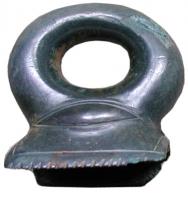 AJG-3001 - Anneau de joug de type Bechtheim
bronze
Anneau de joug en fonte creuse, à décor plastique (volumes limités par des filets, guillochis), comprenant un anneau massif, légèrement réniforme, posé sur une base enveloppante avec une forte bélière par dessous.