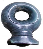 AJG-3002 - Anneau de joug de type Estinnes
bronze
Anneau de joug en fonte creuse, à décor plastique (volumes limités par des filets en léger relief, avec des moulures redressées sans se refermer à la base de l'anneau), comprenant un anneau massif, légèrement réniforme, posé sur une base avec forte bélière en dessous ; moulures soignées entre l'anneau et sa base.