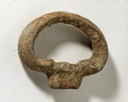 AJG-3010 - Anneau de joug de type Verna
bronze
Anneau de joug constitué d'un anneau réniforme, de section souvent losangique, refermé et prolongé vers le bas par une languette courte, qui sert à sa fixation sur le joug.