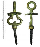 AJG-4011 - Anneau de joug
bronze, fer
L'anneau massif est posé sur une sphère qui surmonte une large collerette (Ø 78mm), elle-même soutenue par 2 volutes en S accolées par le pied sur un piédestal octogonal décoré en haut et en bas d'un cordon tressé et prolongé par une forte tige de fer de section carrée, de 15 mm de côté.