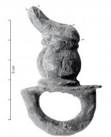 AJG-4029 - Anneau de joug
bronze
Anneau de joug posé sur une base rectangulaire plate, forte bélière coulée en-dessous; entre l'anneau et la plaque, la tige est interrompue par une  nodosité godronnée, limitée par des moulures et des lignes perlées.