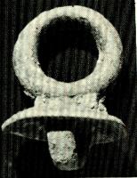 AJG-4036 - Anneau de joug
bronze
Anneau circulaire posé directement sur une calotte perpendiculaire ; en-dessous, forte bélière semi-circulaire.