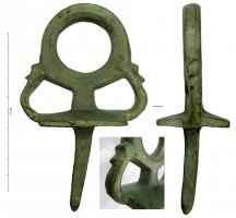 AJG-4048 - Anneau de joug
bronze
Anneau de section épaisse et légèrement facettée, posé sur une base rectangulaire et épaulé de deux supports à sommet zoomorphe; en dessous, tige de fixation rectiligne, de section carrée.