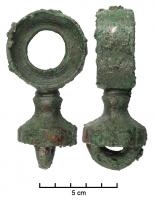 AJG-4049 - Anneau de joug
bronze
Anneau dont la section est en forme de T, montée sur un support cylindrique mouluré et évasé vers la bas. Un demi-anneau de section circulaire est rapporté dessous pour sa fixation.