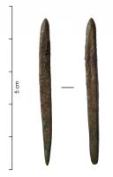 ALN-1001 - Alène losangique (ou fusiforme)
bronze
Alène de section rectangulaire ou carrée, généralement aplatie sur une face, effilée aux deux extrémités. Le centre de l'objet peut être marqué par un angle vif, ou une transition progressive sur les objets les plus fuselés.