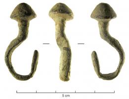 AME-7001 - Émérillon
bronze
Objet en forme de point d'interrogation : une tige courbe à section en D, avec une extrémité ogivale aplatie en dessous, suit d'abord une ligne droite avant de former un crochet.