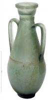 AMF-2002 - Amphore
verre
Amphore à panse renflée vers le bas, col tronconique étroit et bord mouluré légèrement évasé; la partie supérieure du corps est équipée de deux anses symétriques attachées au-dessus d'un filet marquant la mi-hauteur, et à la base du col.