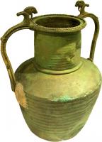 AMF-4002 - Amphore
bronze
Amphore martelée, à épaule anguleuse, col cylindrique à bord déversé, inséré dans un bloc coulé comportant une lèvre et deux anses symétriques, le tout bordé de perles ; le sommet des anses est pourvu d'un poucier retourné vers l'arrière et comportant des protomés d'animaux (lions ?).