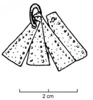 AML-3006 - Amulette trapézoïdale
bronze
Amulette composée d'une mince plaquette en tôle, percée au sommet, ornée de lignes de ponctuations longitudinales