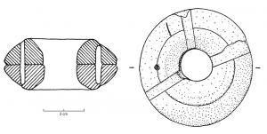 AML-3007 - Amulette annulaire
ambre
Amulette en forme d'anneau épais, encoché de 3 cannelures transversales sur une face ; on observe parfois des clous en bronze dans ces cannelures (fixation d'une partie organique) et l'un d'eux est composé de deux parties accolées dans l'épaisseur.