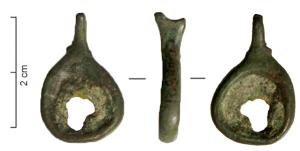 AML-3037 - Amulette
bronze
Amulette en forme d'anneau dont la bélière est peut-être elle-même un autre anneau plus petit.