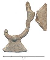 AML-4003 - Amulette
plomb
Anneau comportant (sans doute) sur son pourtour 4 ailettes plates de forme trapézoïdale, à bordure guillochée.