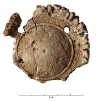 AML-4021 - Médaillon en bois de cerf, tourné
bois de cerf
Amulette constituée par la base du merrain du bois de cerf, conservant les pierrures caractéristiques de cette partie et percée d'un ou plusieurs trous pour la suspension, situés soit au centre, soit près du bord, non loin des pierrures. Une face, convexe, peut être laissée brute ou travaillée ; l'autre est moulurée par tournage.