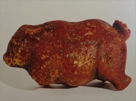 AML-4039 - Amulette ou crepundium : porcelet
ambre
TPQ : 50 - TAQ : 200
Amulette en forme de porcelet dodu.