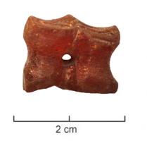 AML-4043 - Amulette en forme d'astragale
ambre
Objet taillé en forme d'astragale, sans marquage mais perforé transversalement.