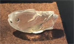 AML-4049 - Amulette : poisson
cristal de roche
Amulette en forme de poisson, avec bouche, yeux et nageoires soigneusement indiqués.