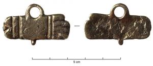 AMP-4017 - Amulette phallique
or
Amulette coulée très stylisée, figurant sous la forme d'une masse plate, trapue et surmontée d'un anneau, un phallus à gauche et une main schématique à droite ; en face de l'anneau, une petite protubérance peut évoquer des parties génitales masculines au repos.