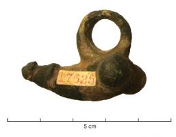AMP-4018 - Amulette phallique
bronze
Phallus trapu et massif, avec une arête par-dessous ; sur le dessus, anneau de suspension coulé.