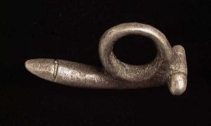 AMP-4020 - Amulette phallique
argent
Phallus allongé, avec les testicules ; anneau de suspension coulé.