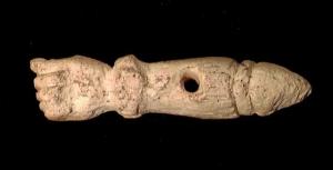 AMP-4021 - Amulette phallique
os
Amulette phallique rectiligne représentant, dans un style assez réaliste, d'un côté un phallus, de l'autre une main faisant le geste de la figue. Perforation transversale pour la suspension.