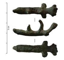 AMP-4028 - Amulette phallique
bronze
Amulette comportant un phallus légèrement arqué, stylisés, surmonté d'un anneau de suspension, au-delà duquel les testicules sont évoqués par deux excroissances situées au même plan que le phallus, avec à l'arrière une plaque triangulaire au bord festonné qui doit évoquer la main (faisant le geste de la