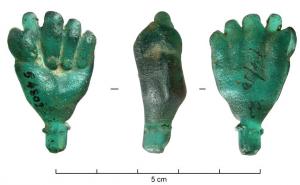 AMP-4032 - Amulette phallique
verre
Verre moulé, de teinte verre foncé; objet peut-être composite car le poignet semble former un tenon étroit qui a pu être fixé dans un objet d'un autre matériau.