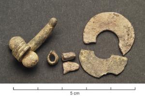 AMP-4036 - Amulette phallique
argent
Amulette phallique : verge en érection, cambrée, et testicules surmontés d'un anneau de suspension cannelé.