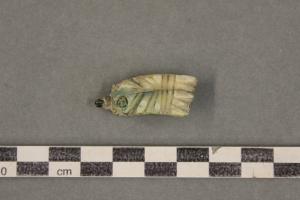 AMP-4046 - Amulette phallique
dent
Amulette taillée dans une dent et sculpté en forme de main stylisée. Un tenon étroit a pu être fixé dans un objet d'un autre matériau. Perforation permettant sa suspension.