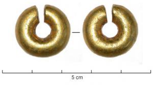 ANO-1043 - Anneau de type penannular-ring, plein
or ou bronze plaqué
Anneau à bandes transversales claires : composition non précisée, en or massif ou plaqué.