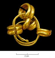 ANO-1044 - Anneau double de type penannular-ring, creux
or
Anneau ouvert, offrant l'aspect de deux  joncs soudés, aux extrémités rectilignes, sans aménagement, mais en fait en tôle creuse à l'intérieur; aucun décor sur les joncs.