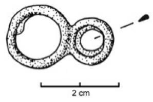 ANO-2016 - Anneau double
bronze
Deux anneaux accolés ou reliés par une languette courte, lisse ou moulurée.