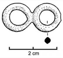 ANO-3003 - Anneau double
bronze
Deux anneaux accolés ou reliés par une languette courte, lisse ou moulurée.