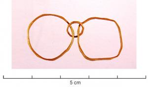 ANO-4010 - Anneaux reliés
or
Anneaux groupés par trois ou davantage, filiformes, sans décor particulier.