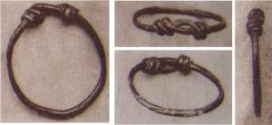 ANO-4026 - Anneau à extrémités nouées
argent
Anneau filiforme, constituée d'un simple fil torsadé sur lui-même, les extrémités effilées sont enroulées sur le jonc.