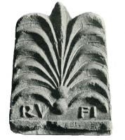 ANT-4006 - Antéfixe : Palmette à 13 branches
terre cuite
Palmette plus ou moins schématisée, surmontant souvent une marque épigraphique.