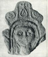 ANT-4012 - Antéfixe : Buste
terre cuite
Antéfixe moulée, dont la façade représente un buste très schématique, entouré d'un double trait (voile ? édicule ?) et que surmontent divers attributs : feuille, crosses...